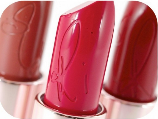 HOT or NOT | Beauty Showdown #RiRi?MAC Lipsticks