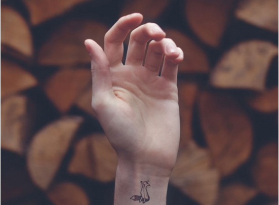 Künstler im Fokus | Austin Tott - Minimalistische Tattoos kreativ eingebunden
