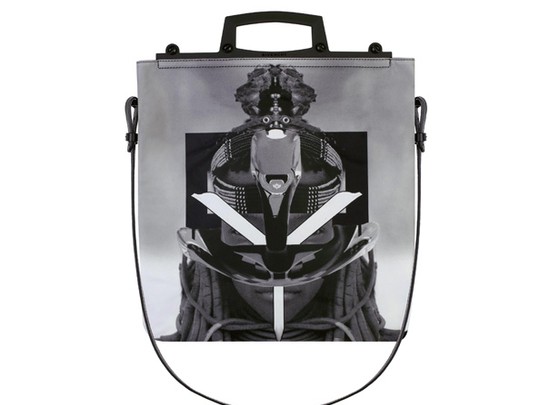 Die coolsten Männertaschen 2014: Givenchy Rave Bag in Grey Nilon with Black and with tribal Print