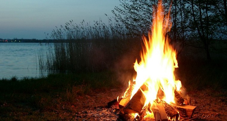 How to Survive: Ein Lagerfeuer machen