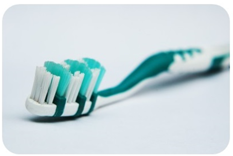 Tip Tuesday | Drei kleine Beauty-Wunder, die eine Zahnbürste bewirken kann