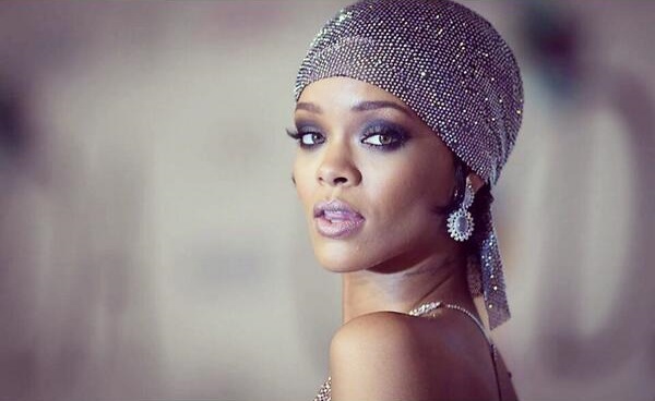 Mode- und Popikone Rihanna emfängt CFDA Award im megaheißen, Swarovskistein besetzten Kleid