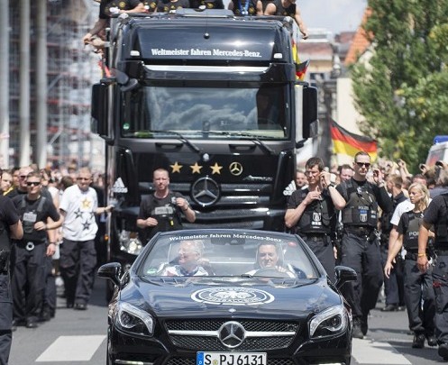 Fußball-Weltmeister mit Mercedes-Benz Actros unterwegs auf der Fanmeile in Berlin