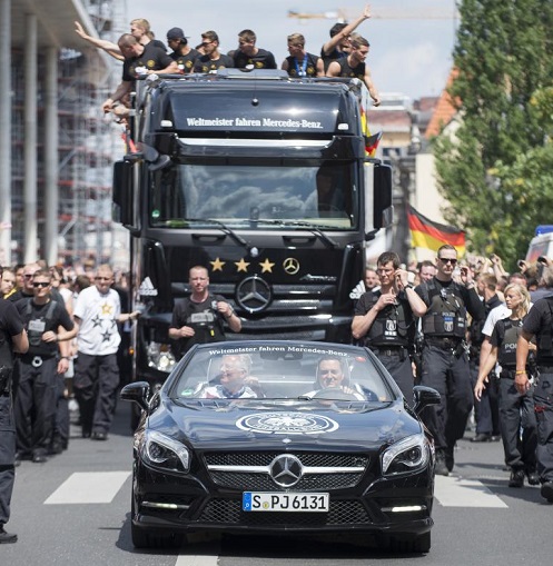 Fußball-Weltmeister mit Mercedes-Benz Actros unterwegs auf der Fanmeile in Berlin