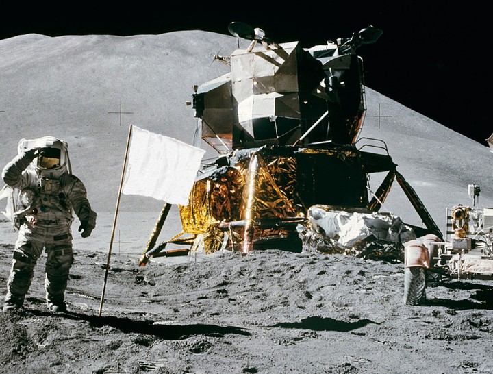 Weiße Fahne auf dem Mond - Was von der Mondlandung übrig bleibt