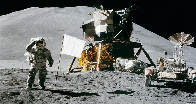 Spotted: white flag on the moon – What’s left of the moon landing