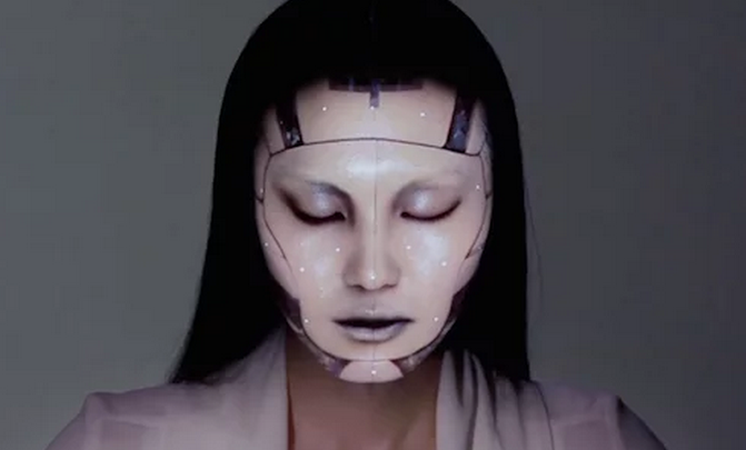 High-Tech trifft auf Make-up-Kunst | Sieht so die Zukunft der Kosmetik aus?