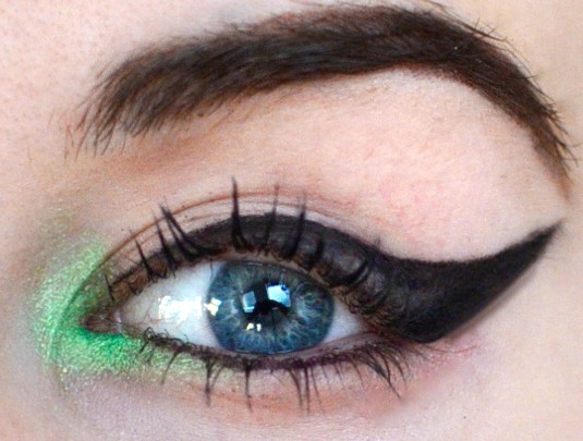 Styling- und Beauty-Tipp Berlin | Dicker Cat Eyeliner mit einem Flecks Farbe