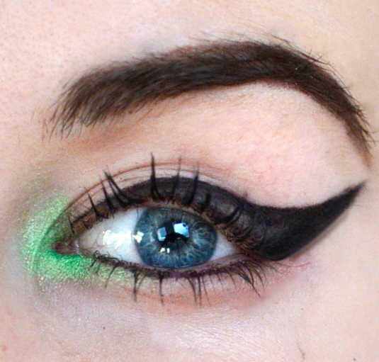 Styling and Beauty Tip Berlin | Big Eyeliner with a pop of green