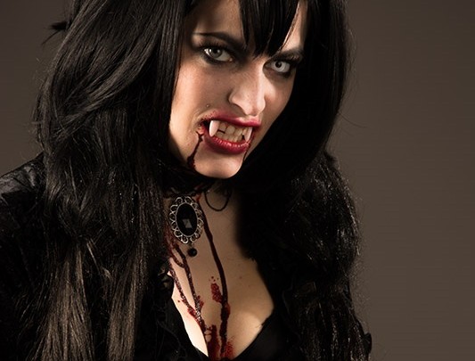 Gruseliges Vampir-Shooting | Ausbildung zum Make-up Artist an der Living Faces Academy