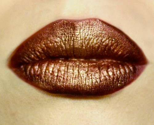 Styling- und Beauty-Tipp Berlin | Metallic Dark Marsala & Gold Lips
