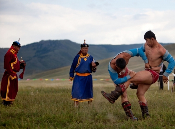 Fight Club Friday: Mongolisches Ringen - Menschen, die Pferde knechten