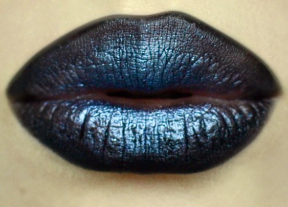 Styling and Beauty Tip Berlin | Blue & Black Metallic Lips