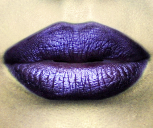 Styling and Beauty Tip Berlin | Dark Purple Metallic Lip