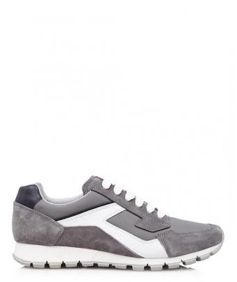 Menswear: Grau-weißer Prada Sneaker