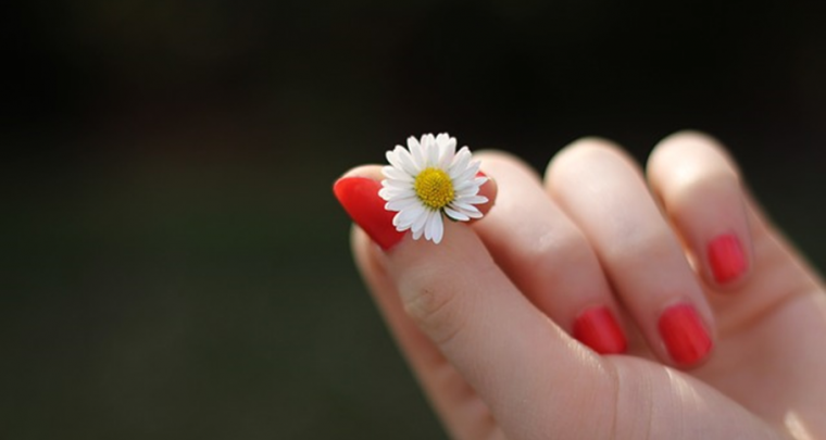 Schöne, gepflegte Nägel ohne Chemikalien