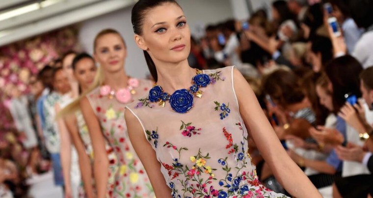 (Deutsch) Oscar de la Renta – femininer Glamour