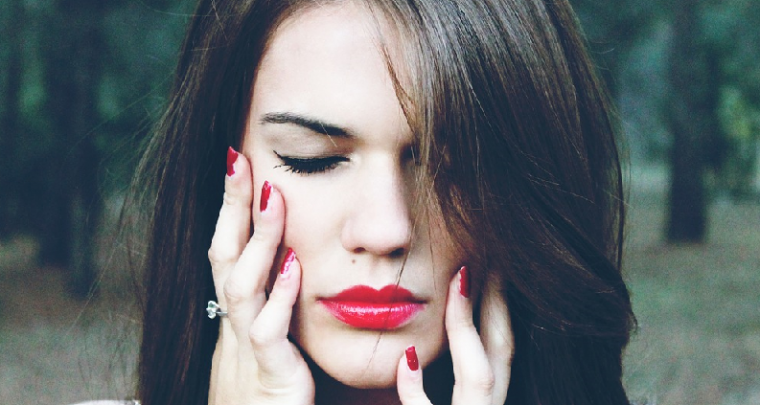 Seductive look for the Femme Fatale
