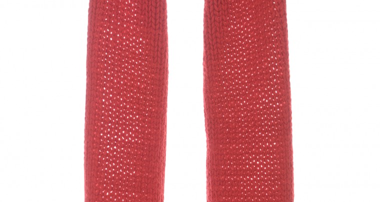 Roter Strickschal aus Wolle