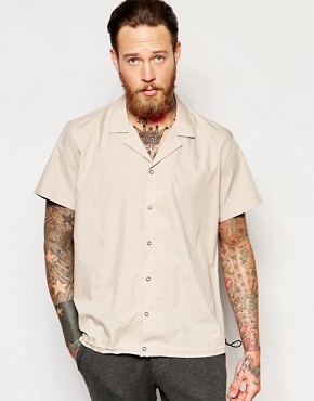 ASOS - Lapel collar shirt with elastic hem and regular fit - Camel