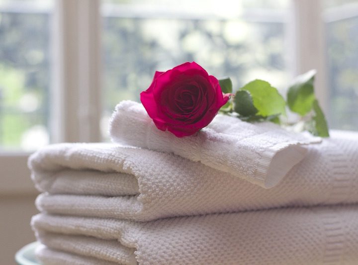 Verwöhn' deinen Körper und Geist mit einem DIY Rosenblütenbad