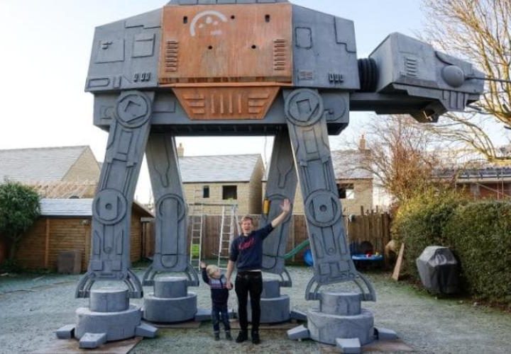 Star Wars Rouge One - Klempner baut riesigen AT-ACT im Garten
