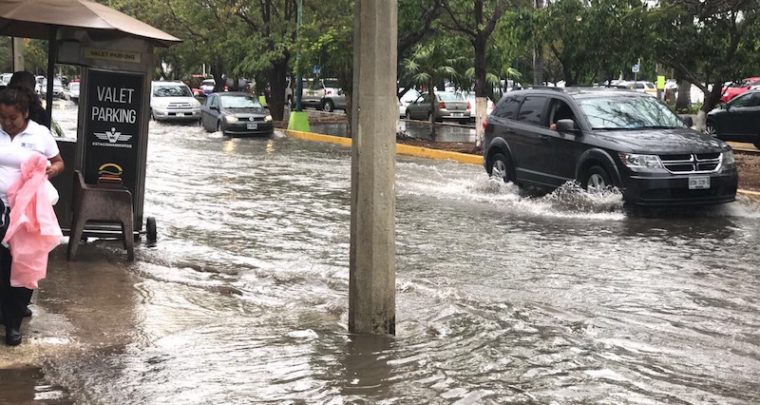 Cancun Mexiko - starke Regenfälle überschwemmen die Stadt