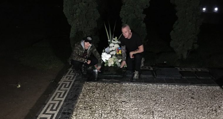 Pablo Escobar's 68th birthday - Popeye celebrates at his grave