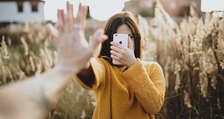 Diese Posts auf dem Smartphone sind Beziehungskiller bei Instagram und Facebook