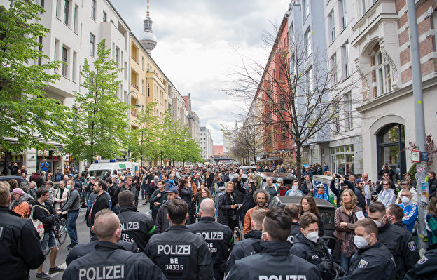 Protest-Demonstration gegen Corona-Maßnahmen! –  Tausende Berliner VS. Merkels Politik!